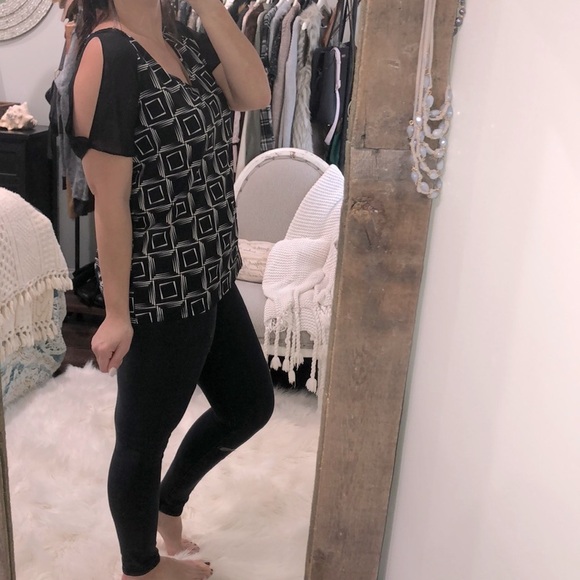 Vince Camuto size medium black modern print top - Picture 2 of 4